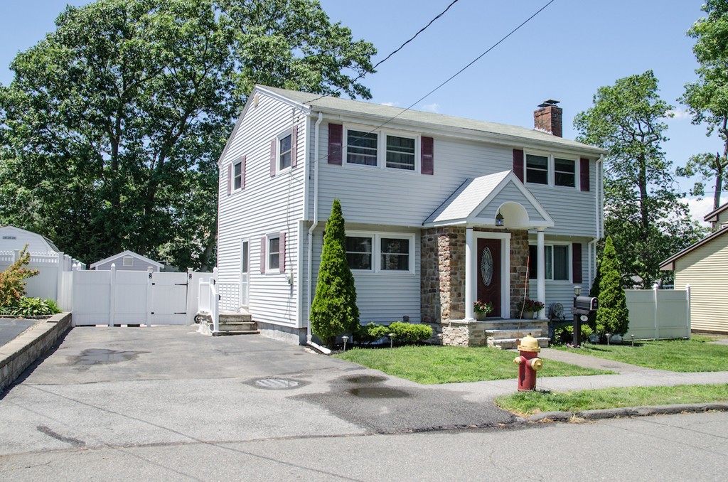 19 Ravenwood Road Peabody, MA 01960 - Photo 2 of 27 Gallery Image 2