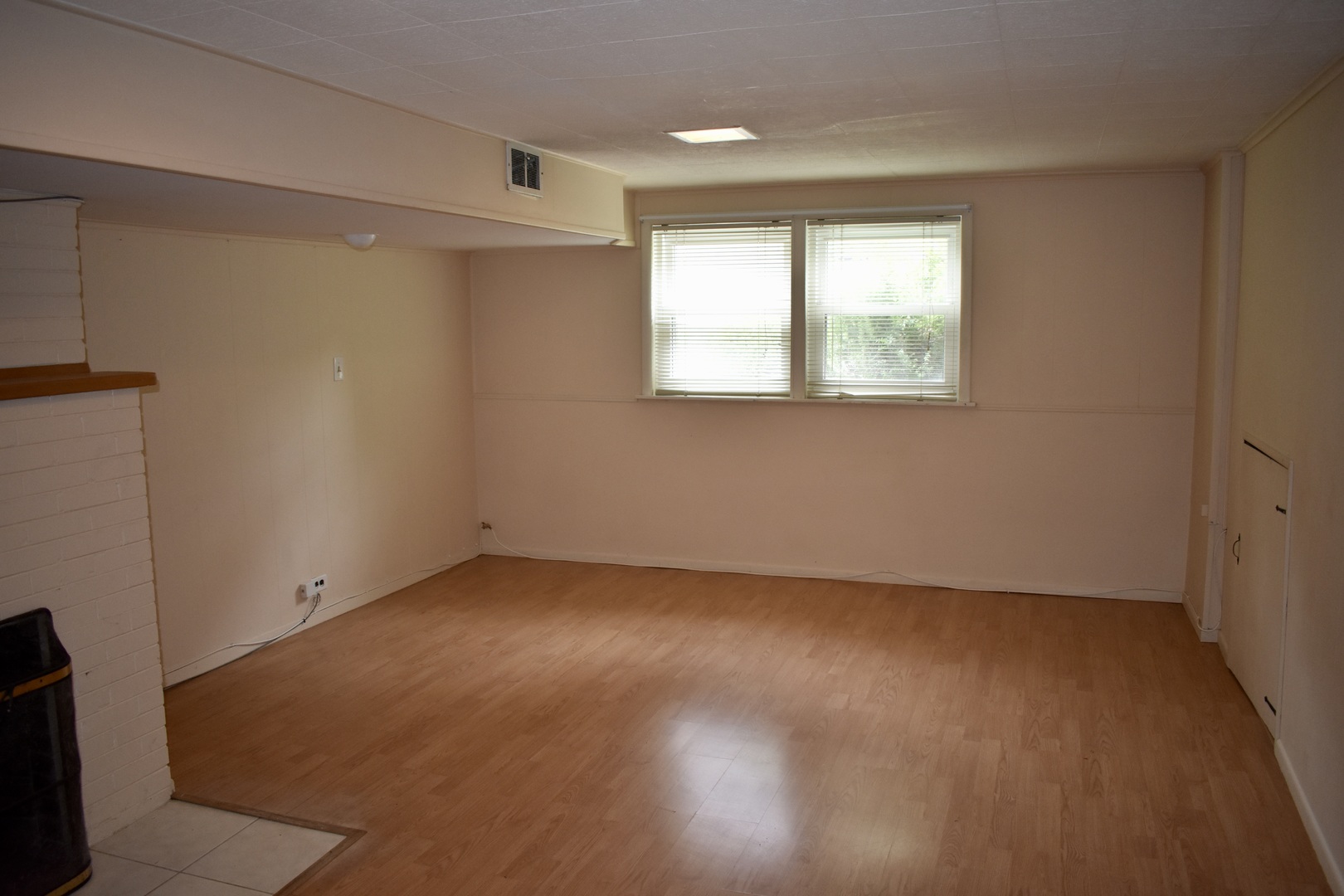 33 North Spring Avenue, Unit FRONT La Grange, IL 60525 - Photo 7 of 11 an empty room with a window