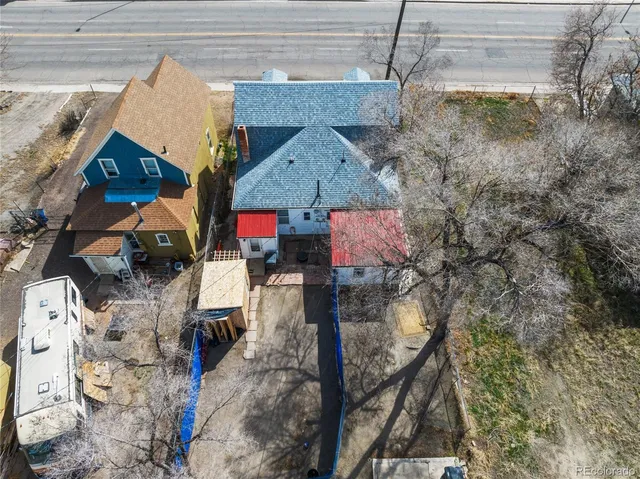 a view of entryway and kitchen