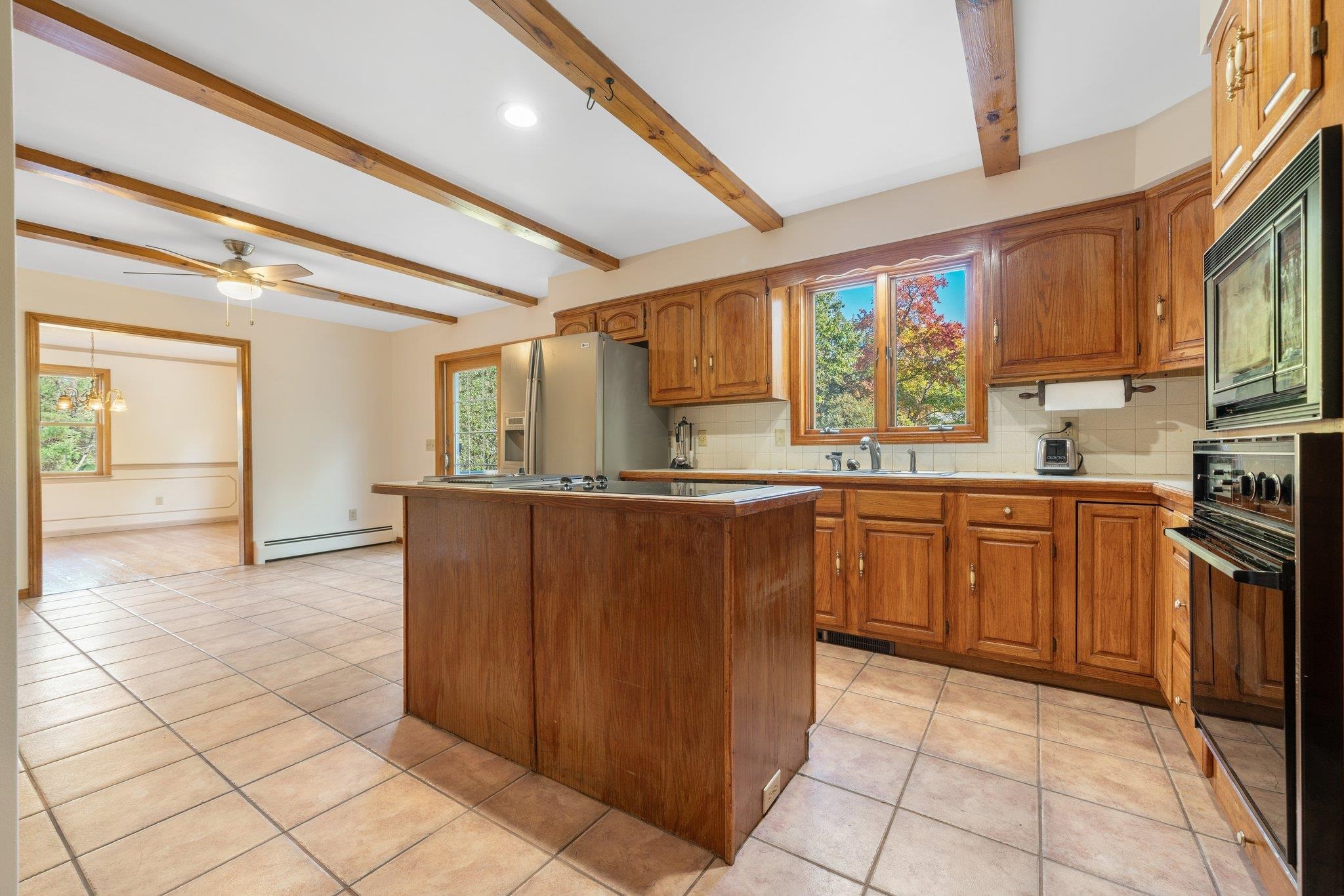 21 Anthony Drive Londonderry, NH 03053 - Photo 6 of 34