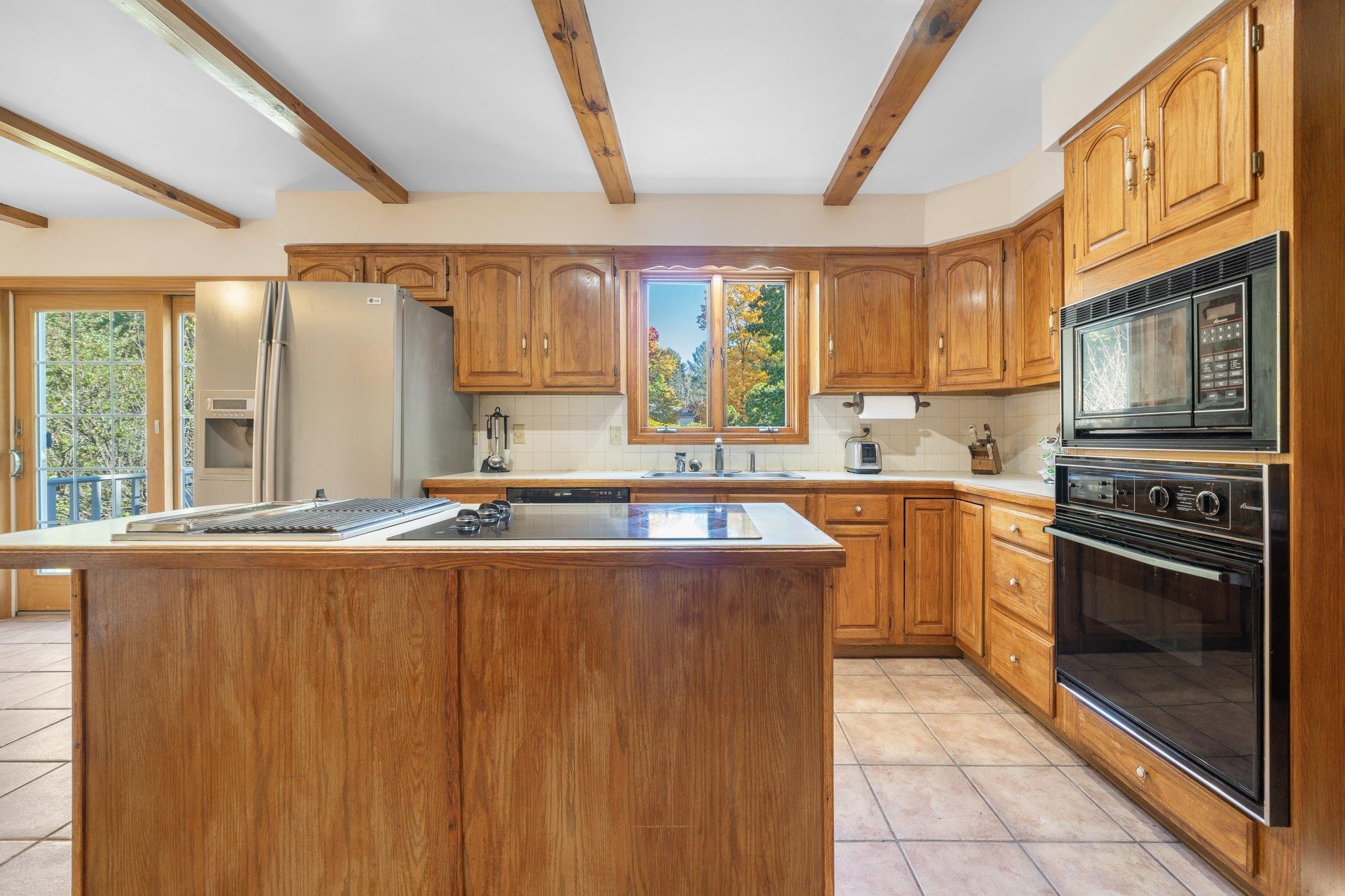 21 Anthony Drive Londonderry, NH 03053 - Photo 7 of 34