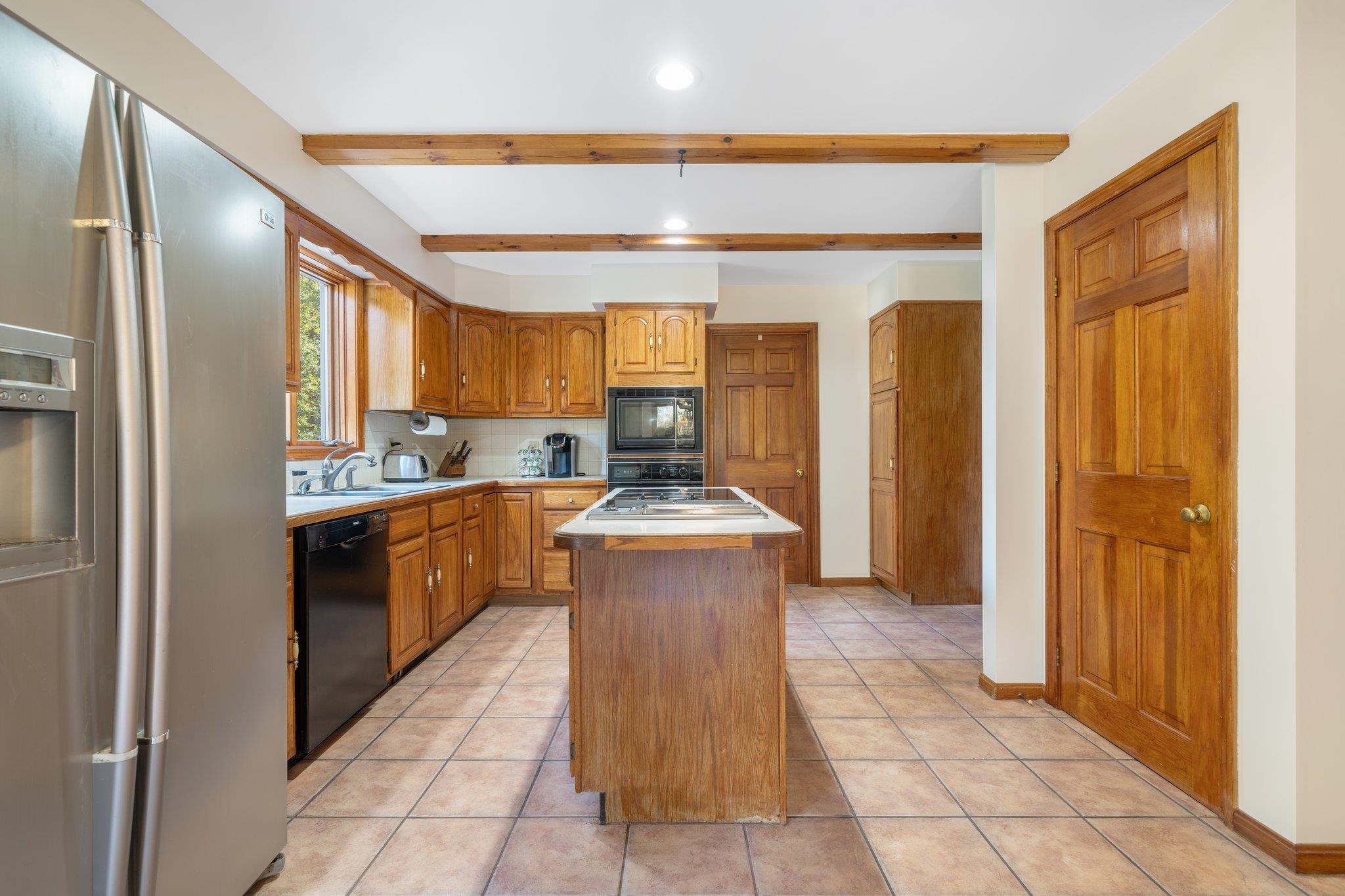 21 Anthony Drive Londonderry, NH 03053 - Photo 8 of 34