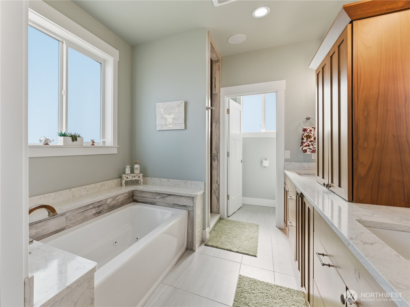 2128 McEldowney Road Malaga, WA 98828 - Photo 20 of 39 a bathroom with a tub a sink and a window