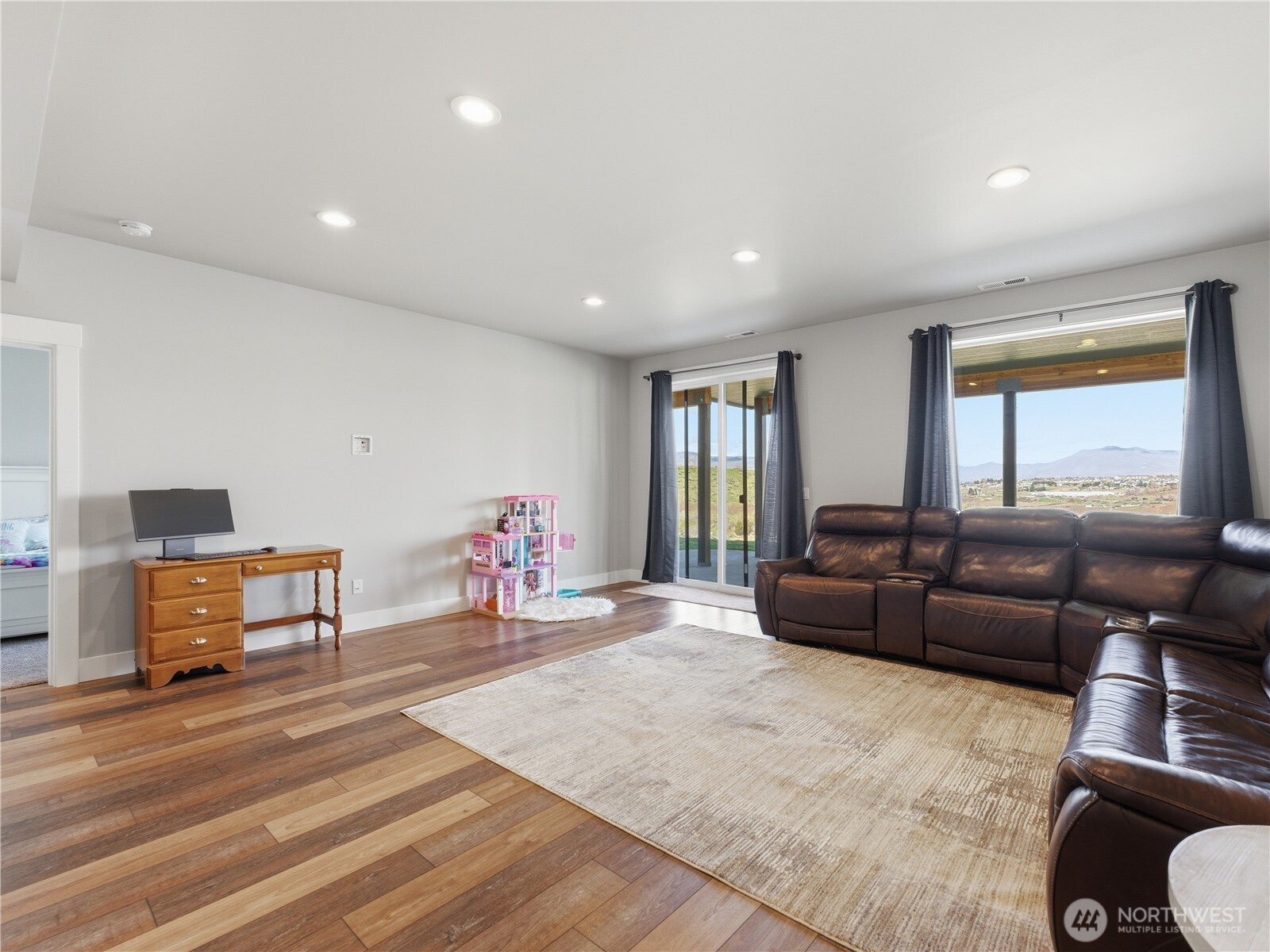 2128 McEldowney Road Malaga, WA 98828 - Photo 30 of 39 a living room with furniture and a window