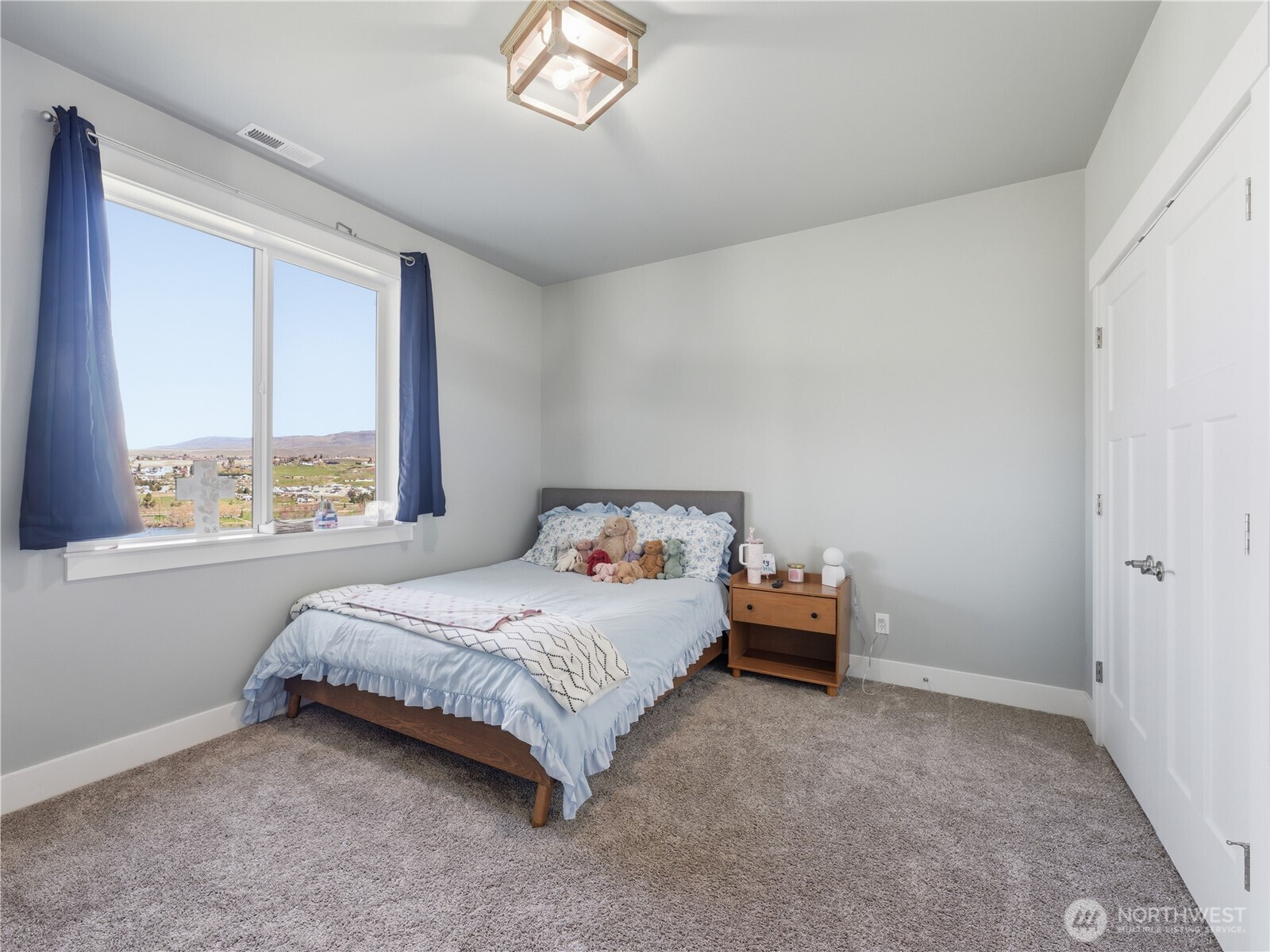 2128 McEldowney Road Malaga, WA 98828 - Photo 32 of 39 a bedroom with a bed and window