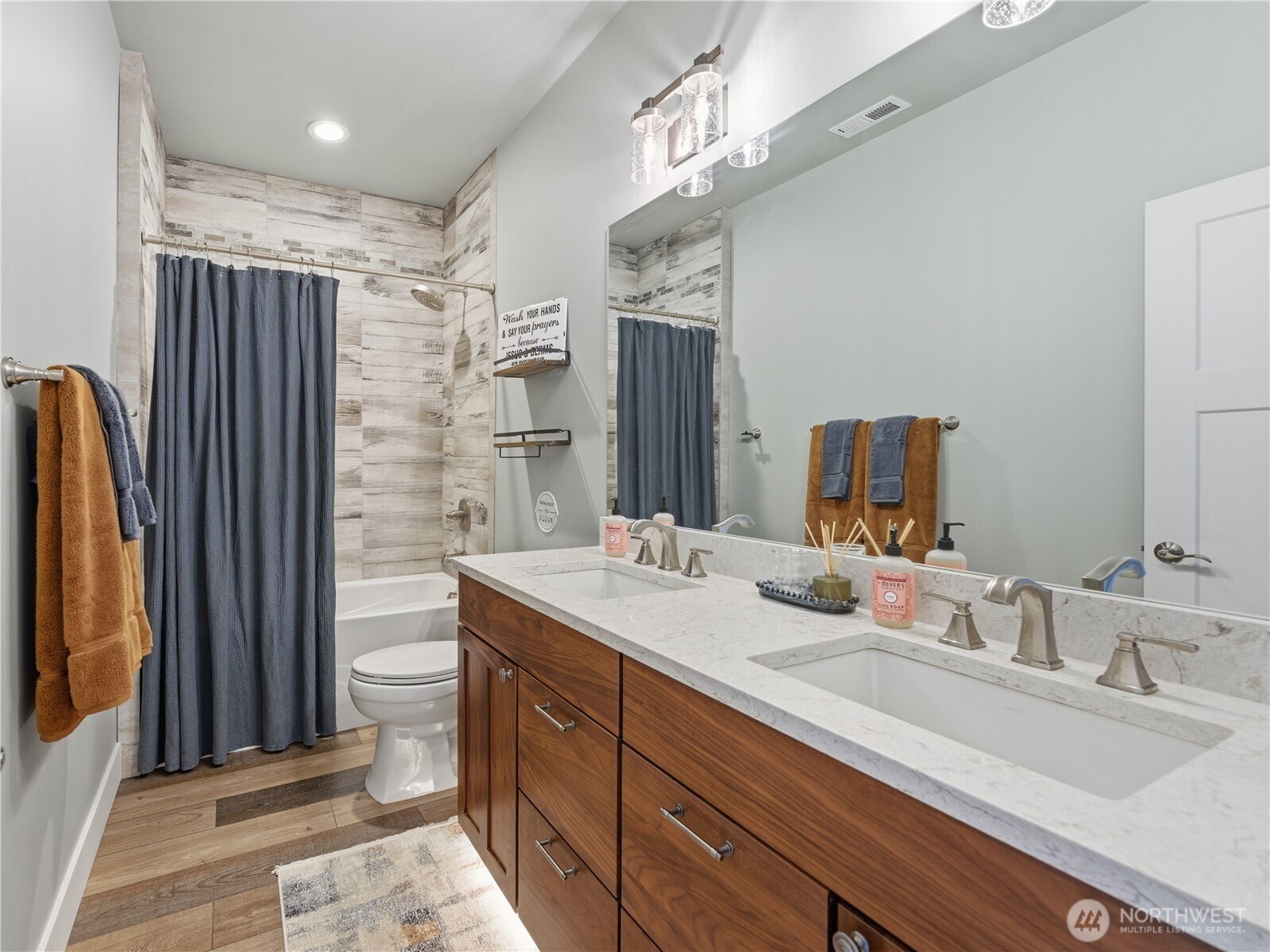 2128 McEldowney Road Malaga, WA 98828 - Photo 35 of 39 a bathroom with double vanity sink and a mirror