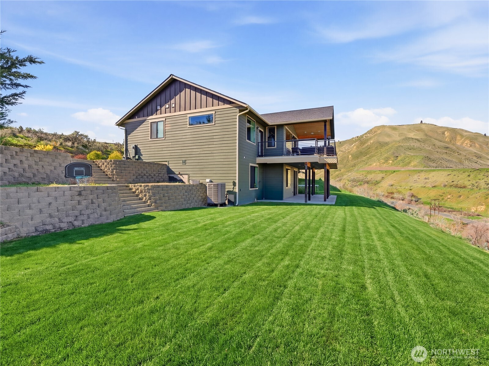 2128 McEldowney Road Malaga, WA 98828 - Photo 4 of 39 a backyard of a house with table and chairs