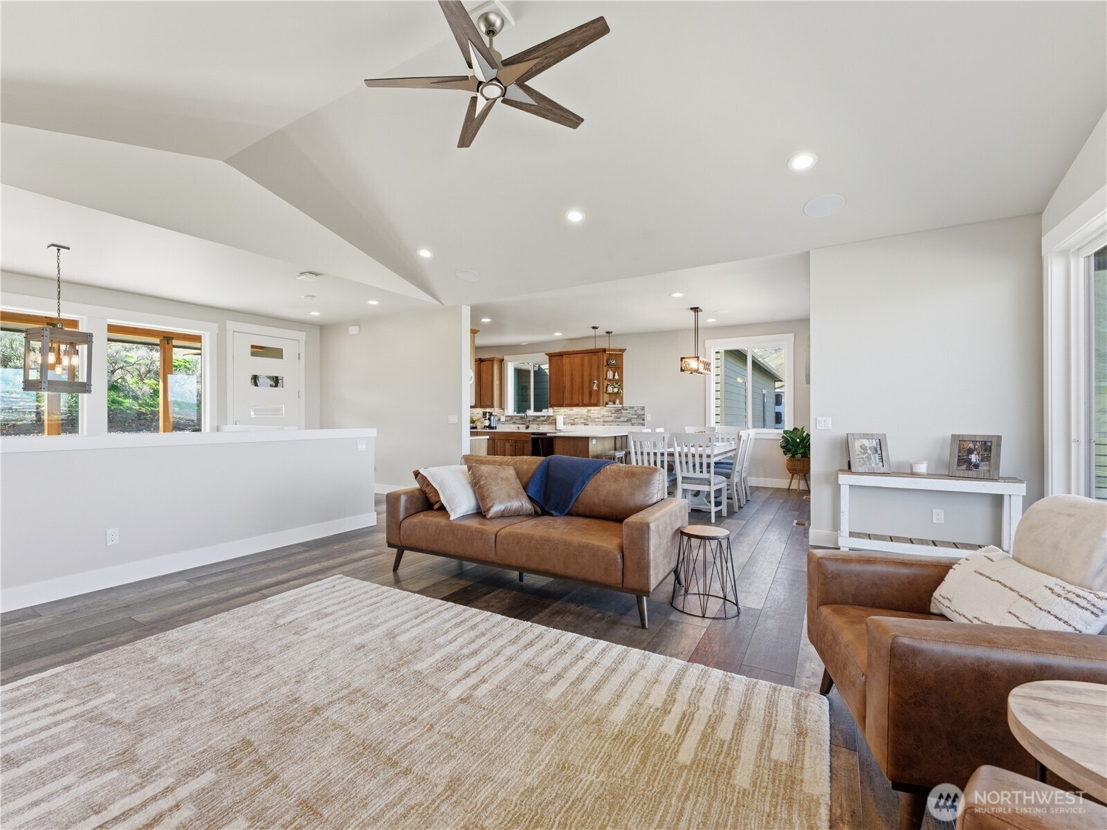 2128 McEldowney Road Malaga, WA 98828 - Photo 9 of 39 a living room with furniture