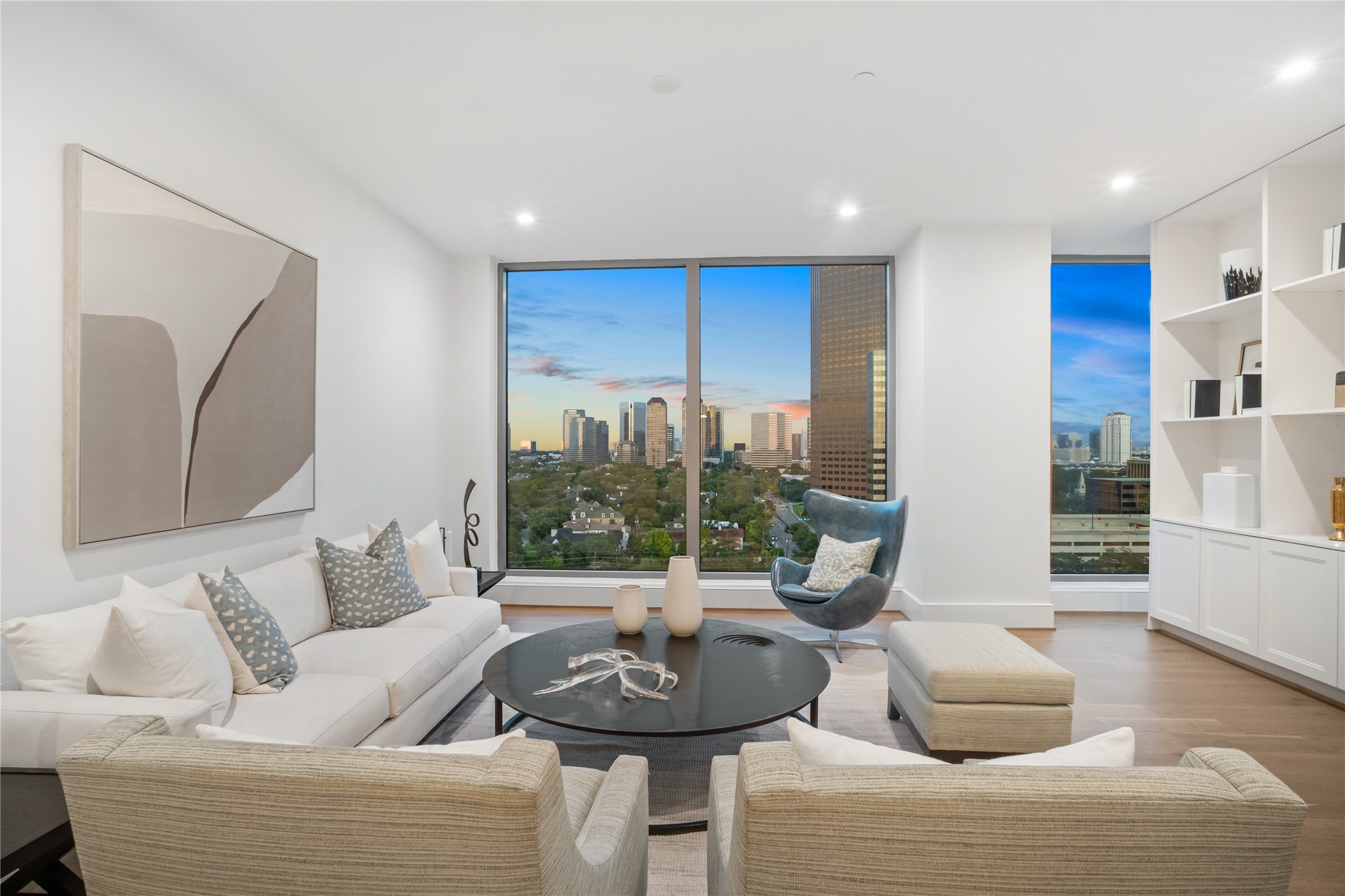 5656 San Felipe Street, Unit 1301 Houston, TX 77056 - Photo 8 of 30 a living room with furniture and a potted plant
