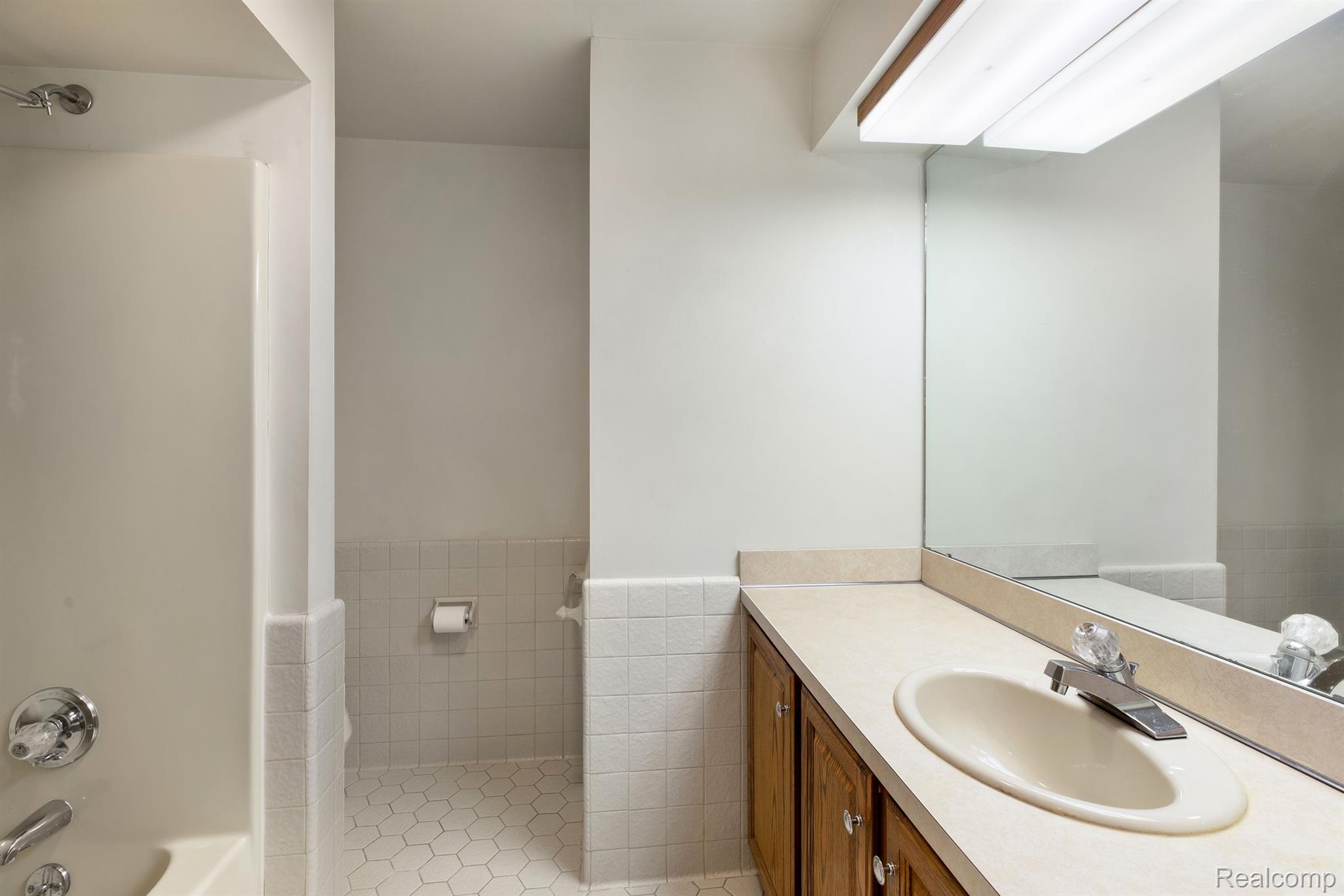 18035 Meridian Road Grosse Ile, MI 48138 - Photo 17 of 30 Full Bath