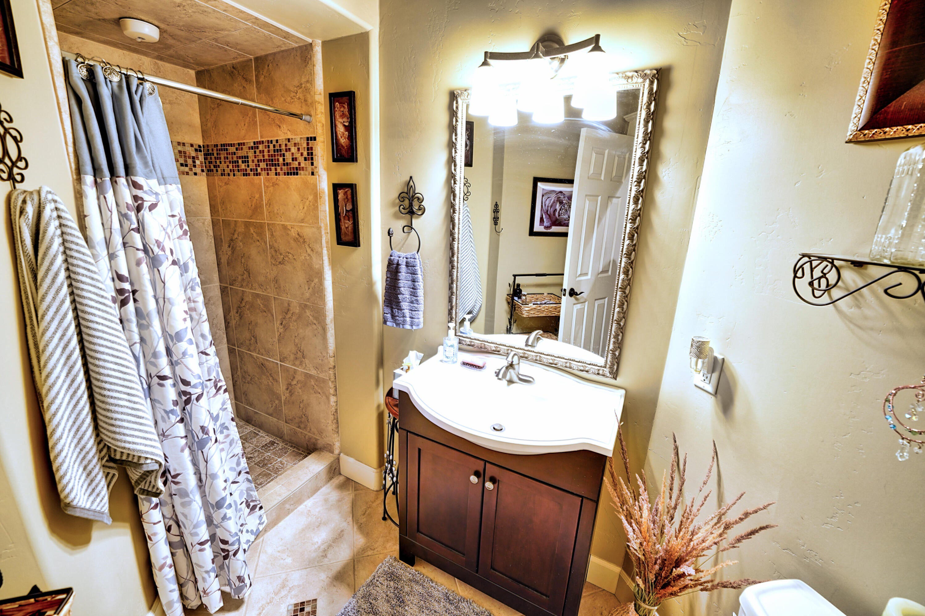 2154 Rabun Way Central Point, OR 97502 - Photo 32 of 39 Downstairs Bathroom