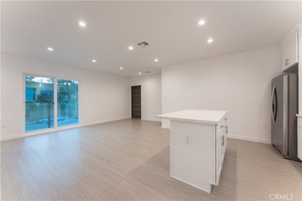 6845 Haskell Avenue Lake Balboa, CA 91406 - Photo 11 of 36