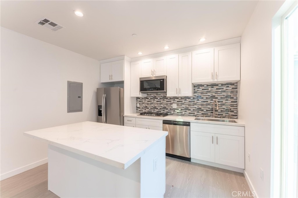 6845 Haskell Avenue Lake Balboa, CA 91406 - Photo 19 of 36