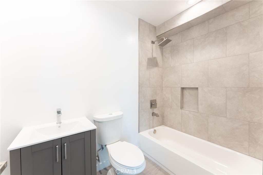 6845 Haskell Avenue Lake Balboa, CA 91406 - Photo 20 of 36