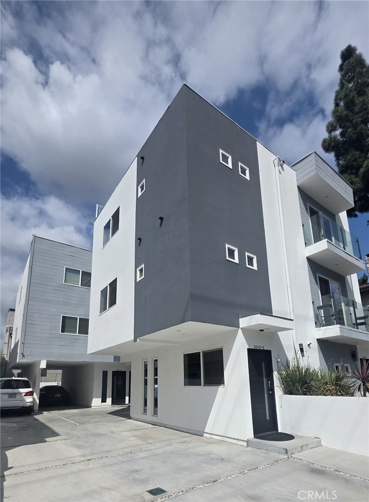 6845 Haskell Avenue Lake Balboa, CA 91406 - Photo 2 of 36