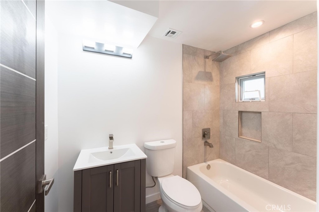 6845 Haskell Avenue Lake Balboa, CA 91406 - Photo 24 of 36