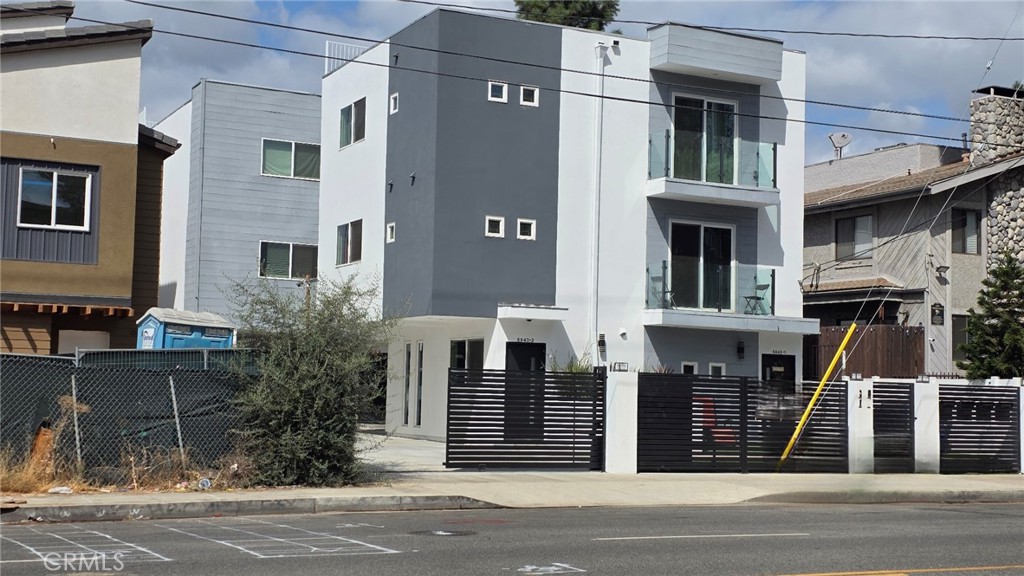 6845 Haskell Avenue Lake Balboa, CA 91406 - Photo 3 of 36