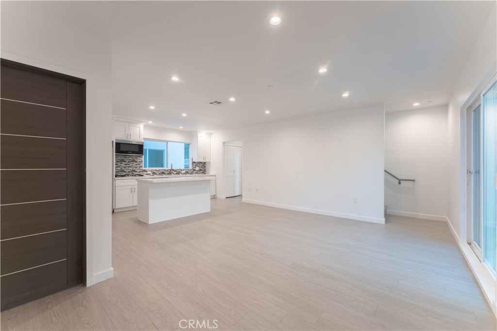 6845 Haskell Avenue Lake Balboa, CA 91406 - Photo 8 of 36