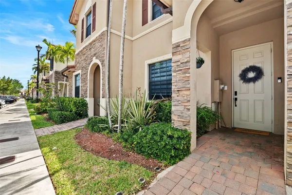 a view of a back yard of the house