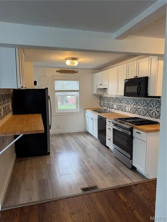 $2,300 | 1119 McKnight Road, University City, MO 63132