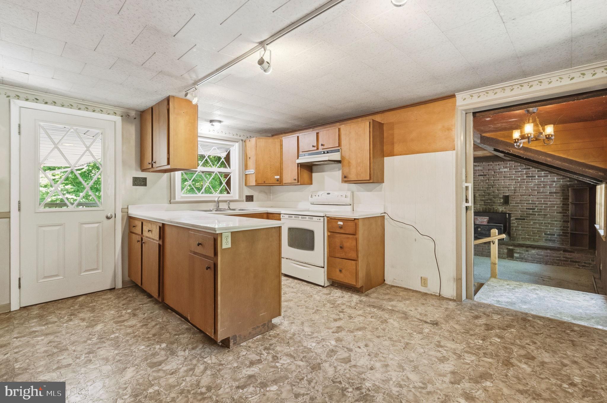 1701 Bahr Road Pottstown, PA 19464 - Photo 5 of 48