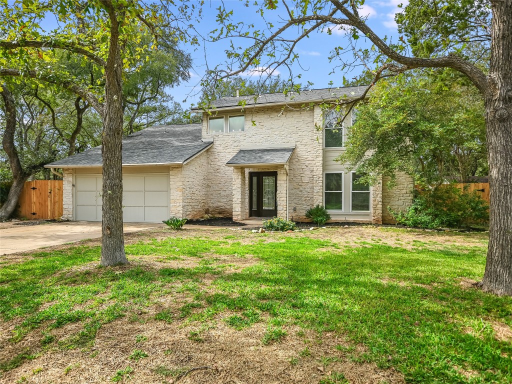 a view of a house with a yard
