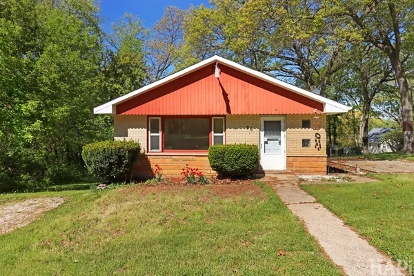 a view of a house with backyard and trees