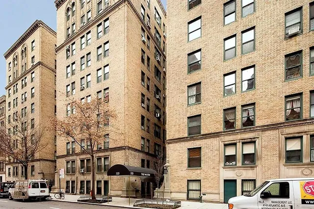 $570,000 | 325 West 45th Street, Unit 820 | Hell's Kitchen