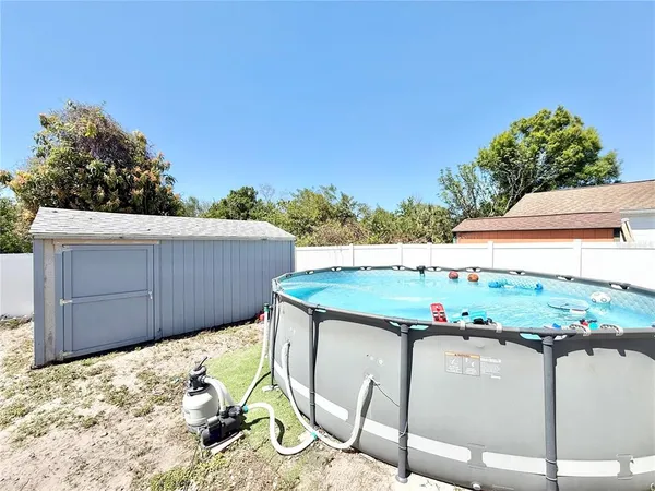 a view of a backyard
