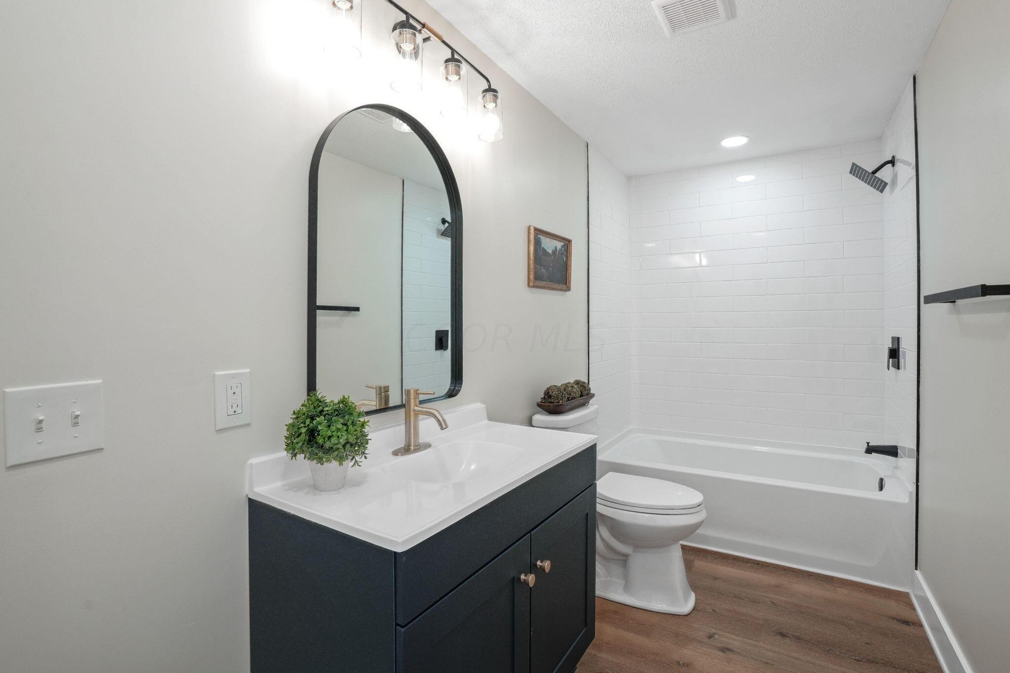 2277 Rodger Road Obetz, OH 43207 - Photo 16 of 30 Bath with Tile Surround