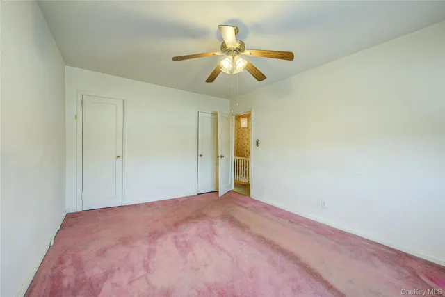 a view of empty room with a ceiling fan