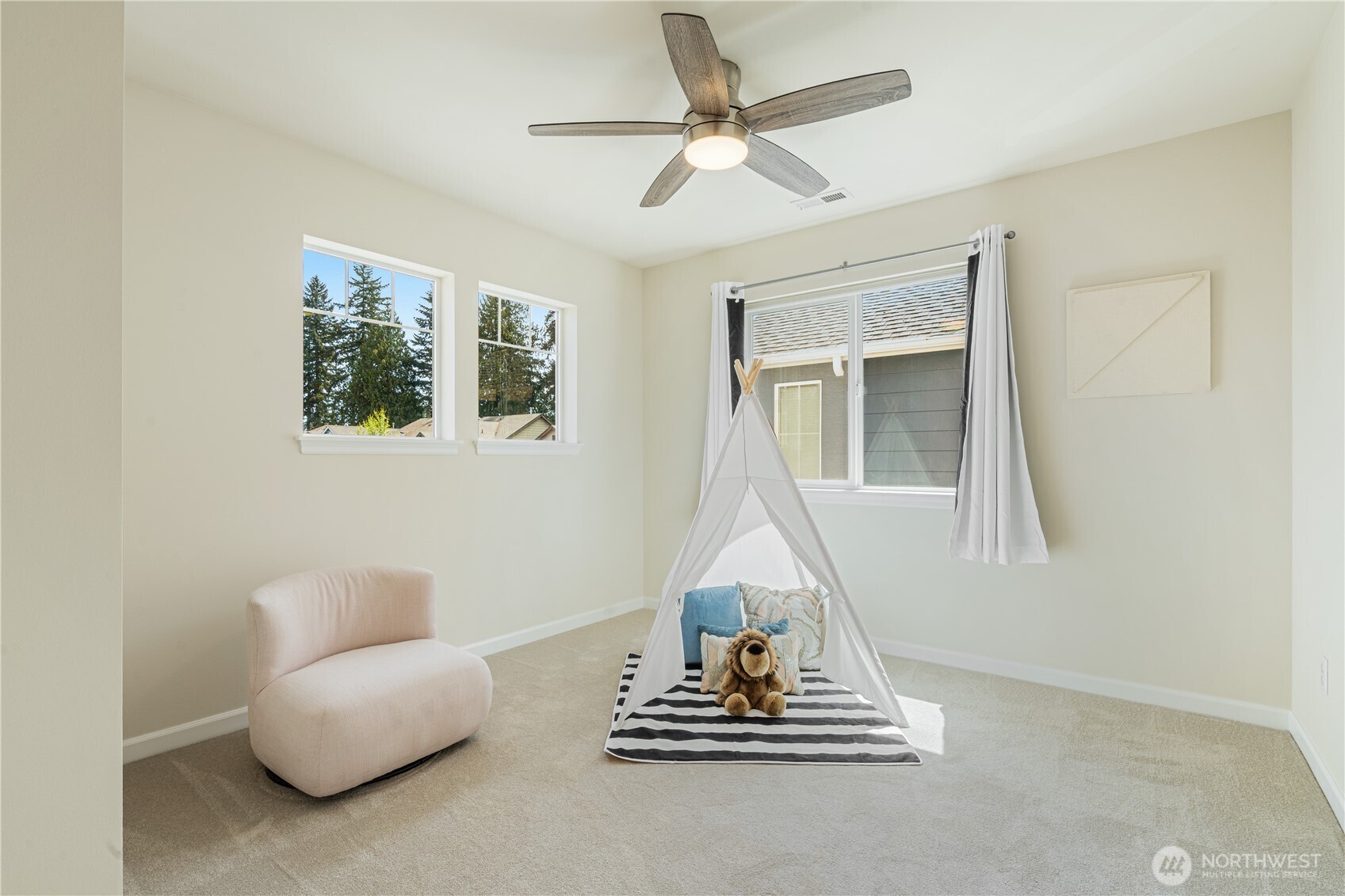 9528 25th Drive Southeast Everett, WA 98208 - Photo 30 of 36 a living room with furniture and a ceiling fan