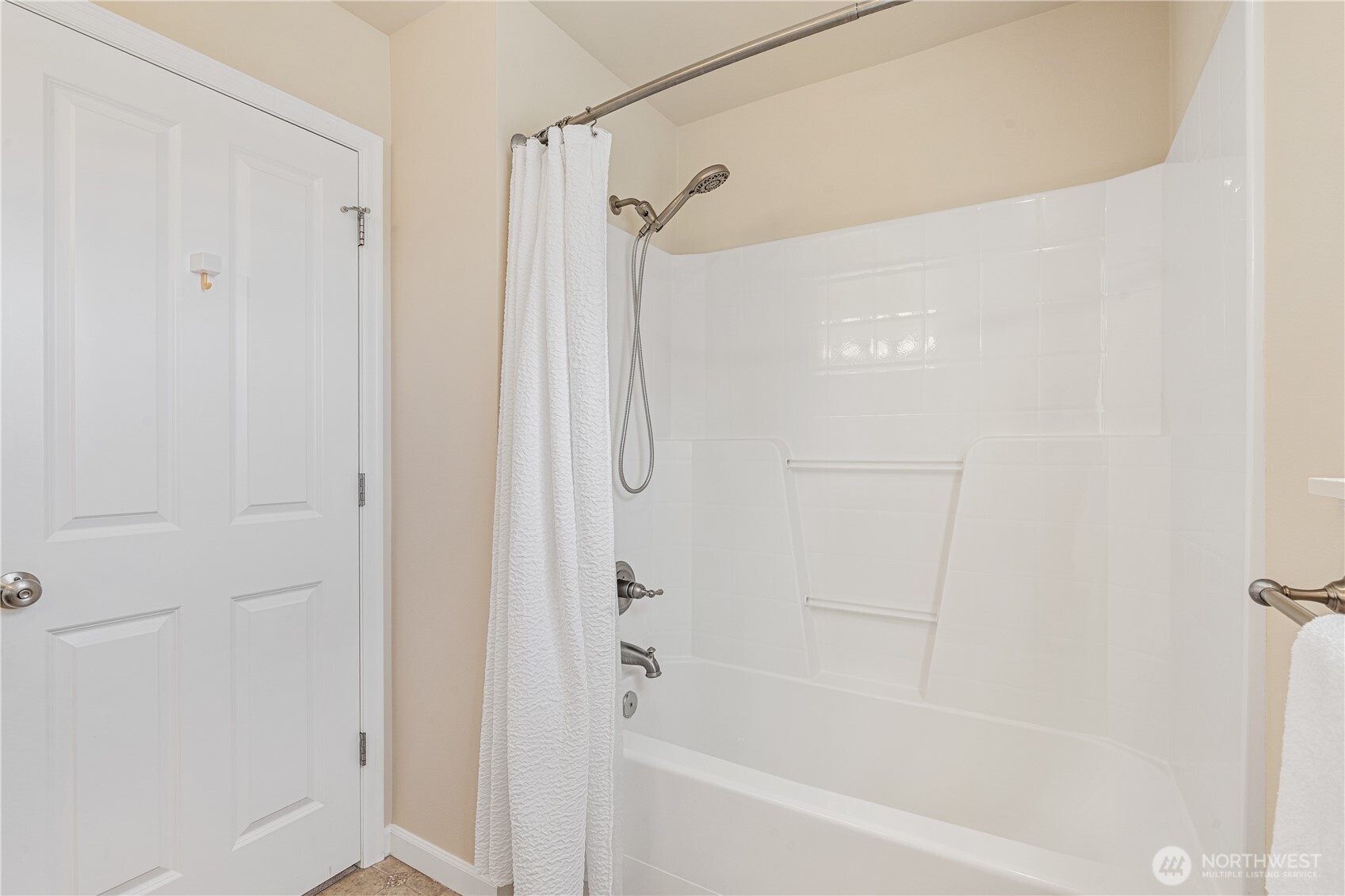 9528 25th Drive Southeast Everett, WA 98208 - Photo 33 of 36 a bathroom with a bathtub
