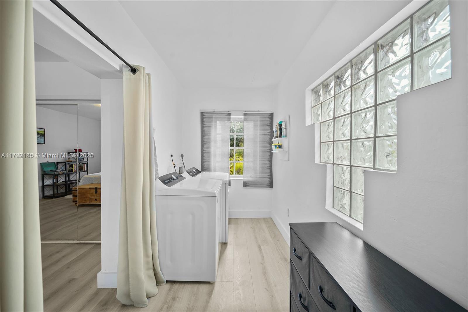 832 15th Street, Unit 4 Miami Beach, FL 33139 - Photo 8 of 17 a view of a living room