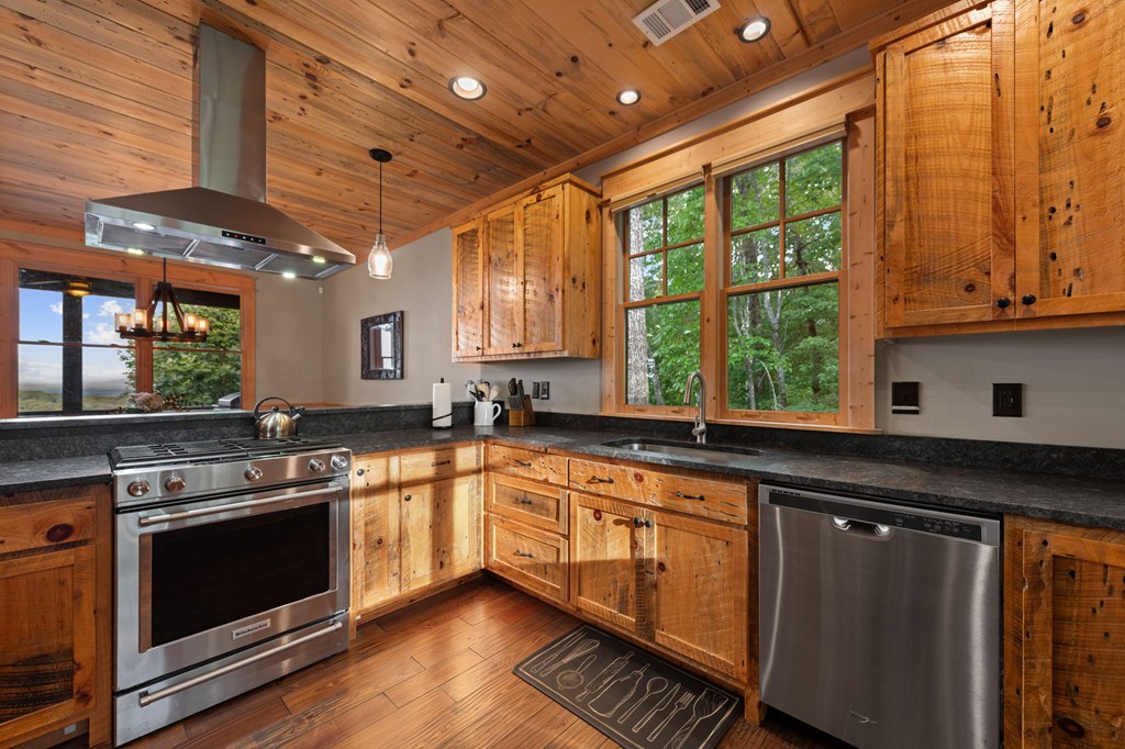 401 Sunrock Mountain Trace Blue Ridge, GA 30513 - Photo 4 of 80 Gallery Image 4