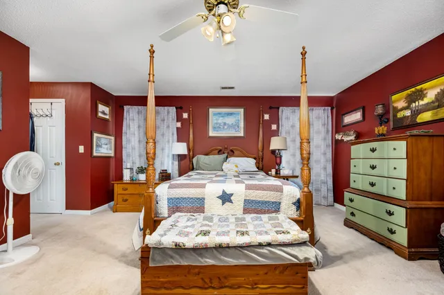 a view of a livingroom with furniture