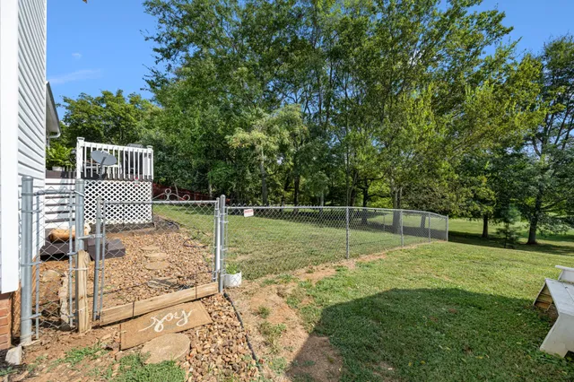 a view of a house with backyard and garden