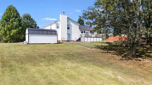 a view of a backyard