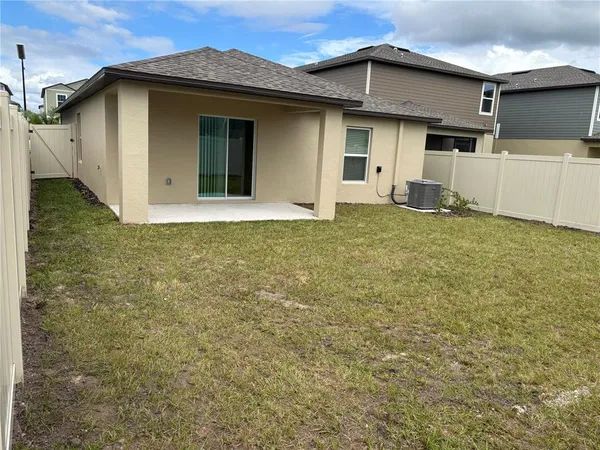 a view of a house with backyard