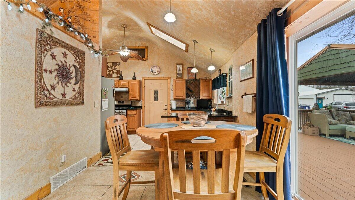 S5280 Lewison Road Viroqua, WI 54665 - Photo 9 of 49 Dining area