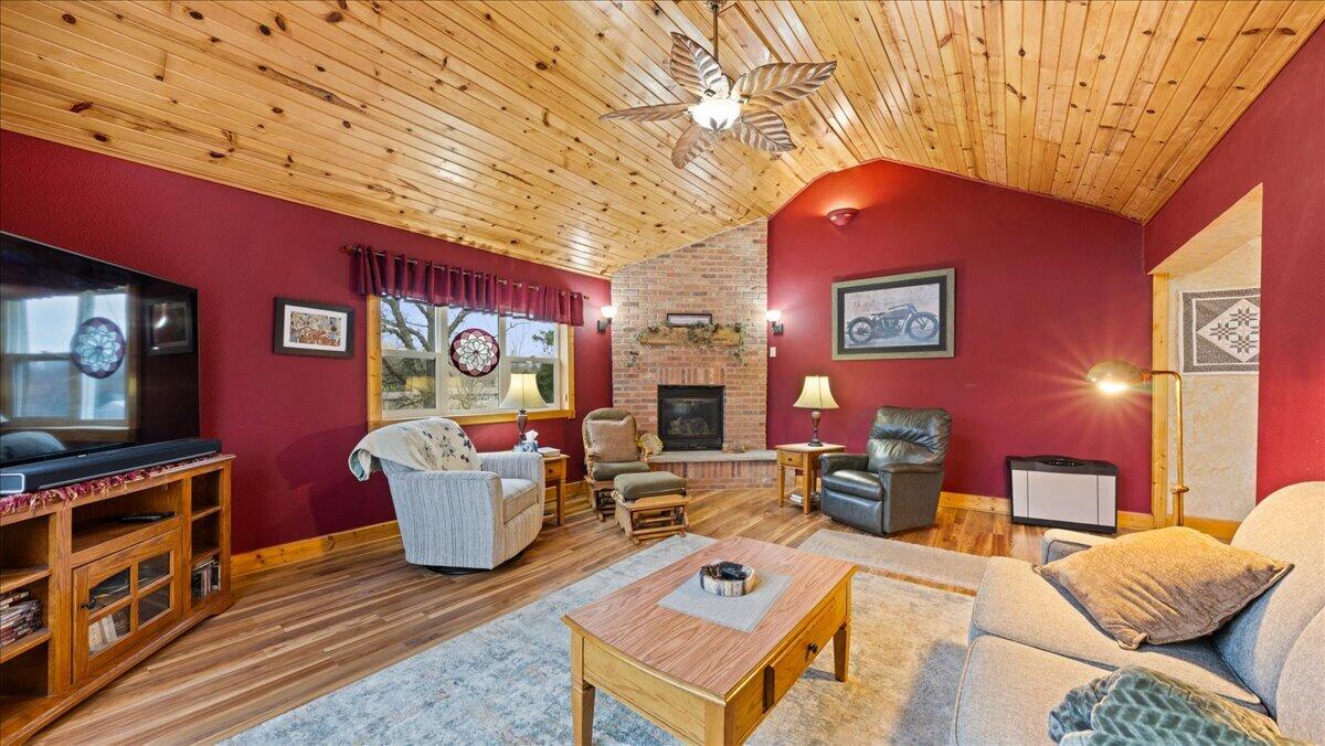 S5280 Lewison Road Viroqua, WI 54665 - Photo 13 of 49 Living room