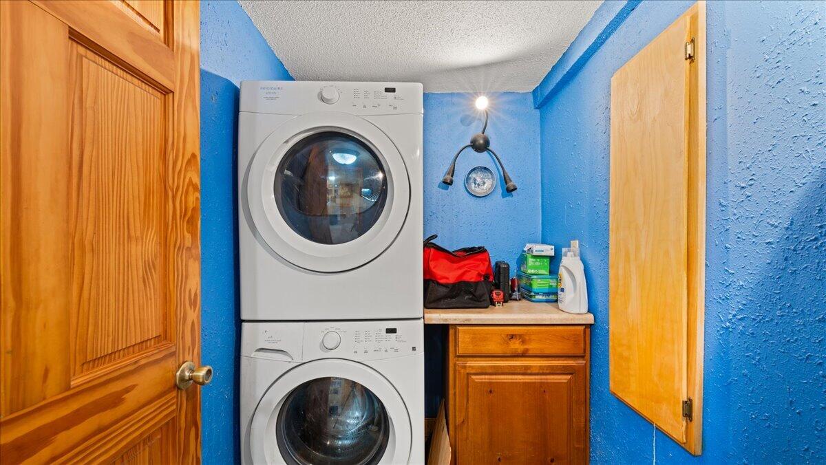 S5280 Lewison Road Viroqua, WI 54665 - Photo 17 of 49 Laundry room