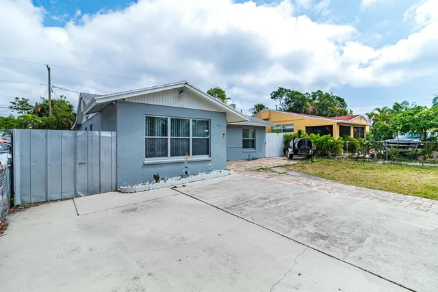 a house with swimming pool in front of it