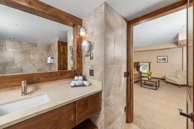a en suite bathroom with a sink and a mirror