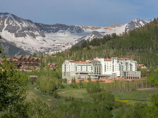 a view of a back yard