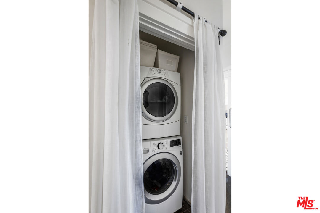 1120 West Edgeware Road Los Angeles, CA 90026 - Photo 16 of 32 a utility room with dryer and washer