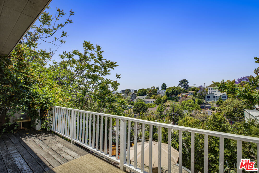 1120 West Edgeware Road Los Angeles, CA 90026 - Photo 25 of 32 a balcony with an outdoor space