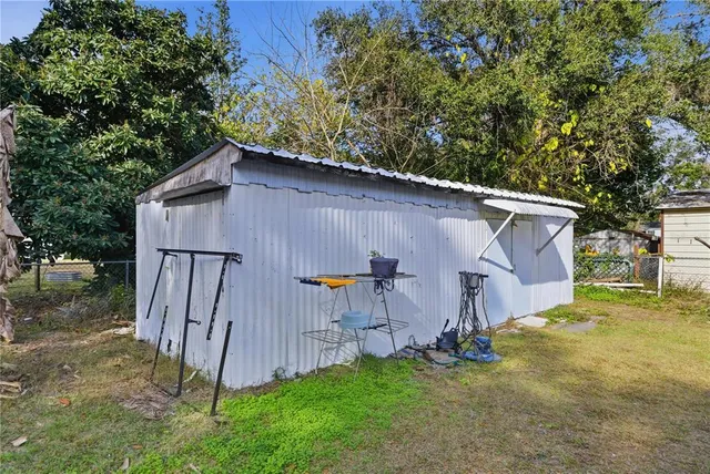 a view of a backyard