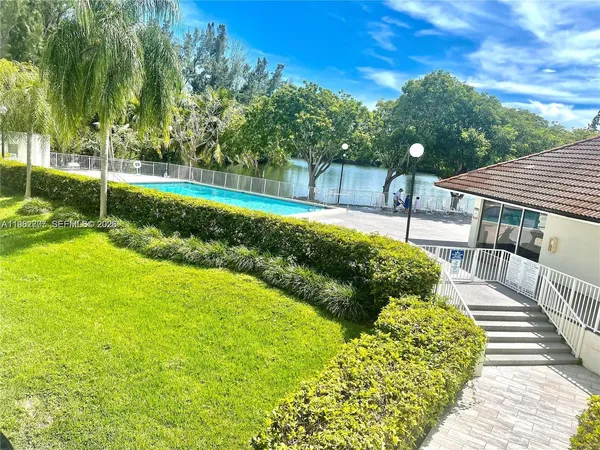 a view of a backyard