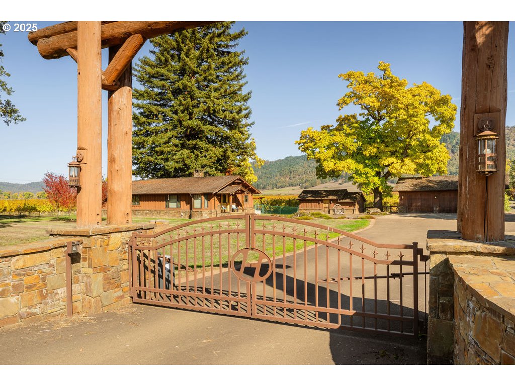 8690 Lookingglass Road Roseburg, OR 97471 - Photo 2 of 48